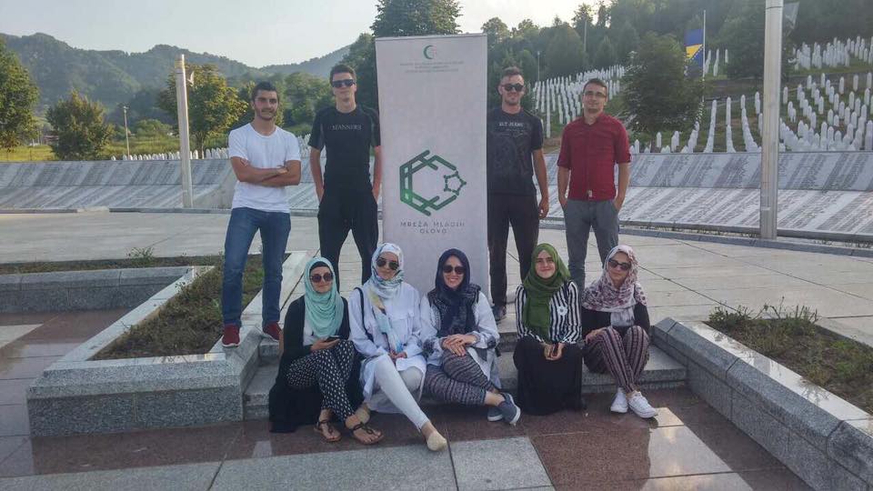 Članovi Mreže mladih Olovo na dženazi u Srebrenici
