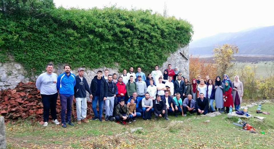 Članovi Mreže mladih Muftijstva sarajevskog očistili zgarište Ljubovića džamije u Fatnici kod Bileće