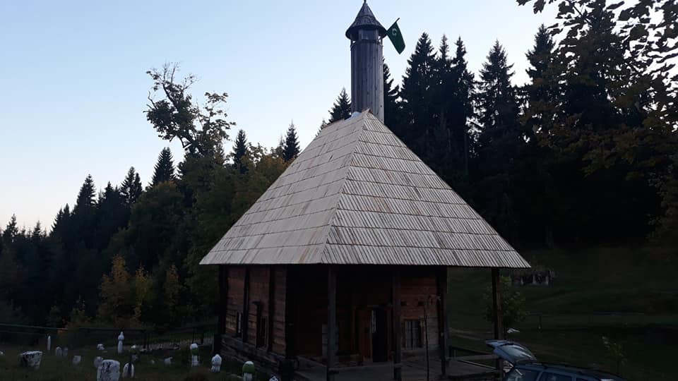 Hajdar dedina džamija na Karićima ukrašena novim krovom