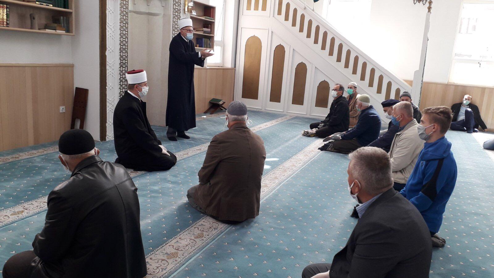 Muftija sarajevski održao sastanak s fojničkim imamima i predvodio prvi podne-namaz nakon odluke o otvaranju džamija za sve vjernike na dnevnim namazima
