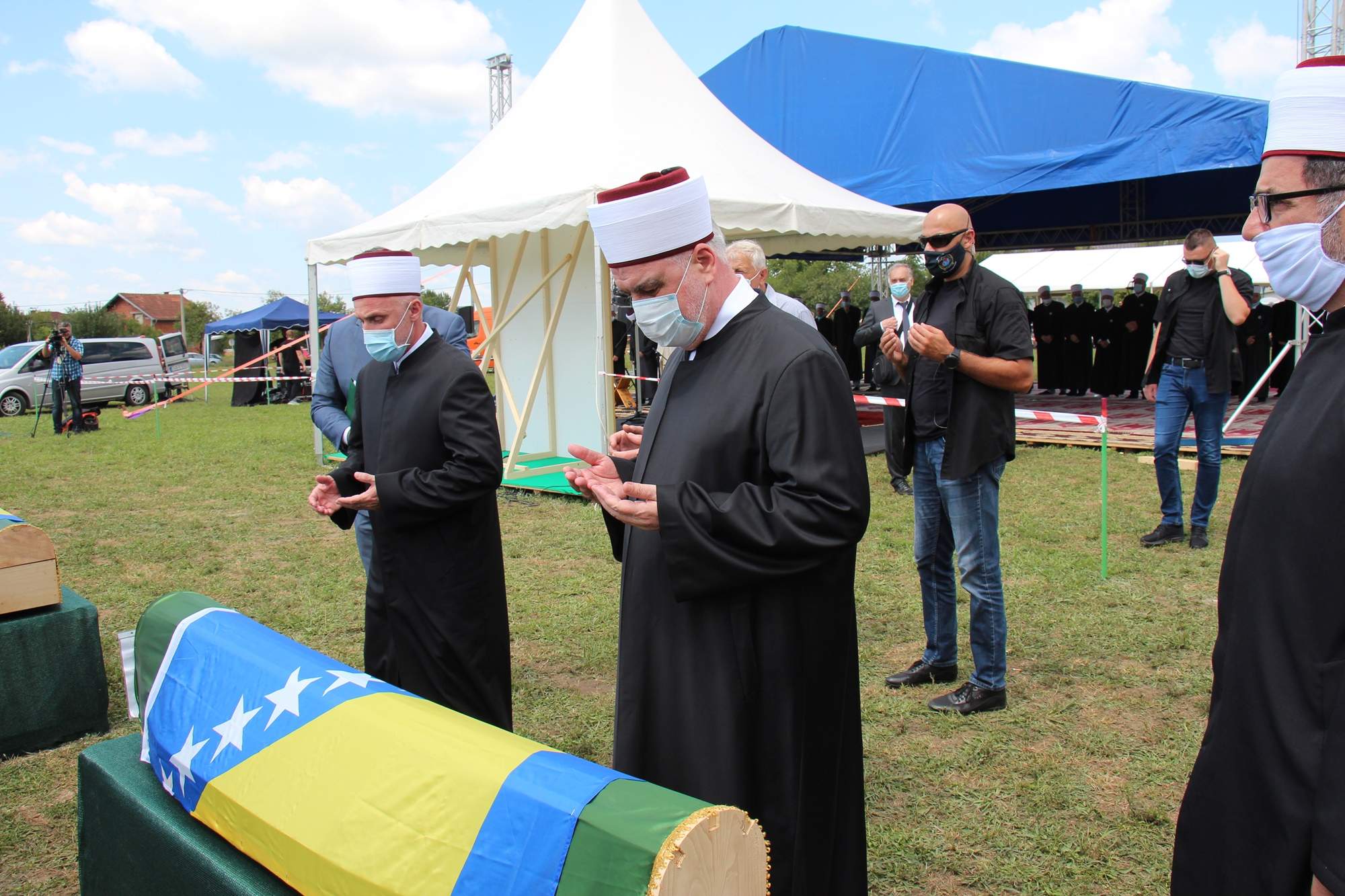 Dženaza u Kozarcu: “Ovdje smo da dostojanstveno pokopamo žrtve najgorih oblika zločina na prostoru doline Sane”