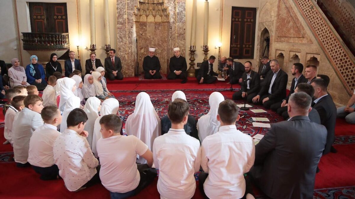 U Gazi Husrev-begovoj džamiji upriličen program povodom završetka mektebske pouke u 2022/23. godini