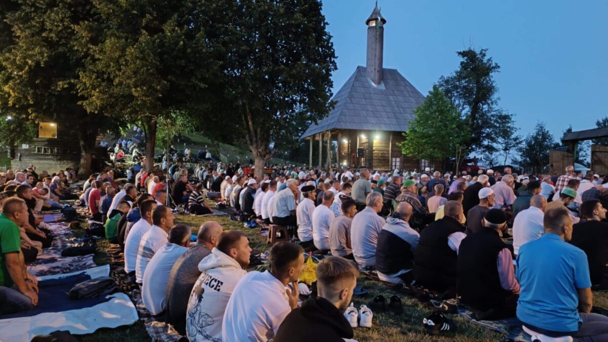 Proučen tradicionalni mevlud i zikr na Karićima: Izvor inspiracije i duhovne snage