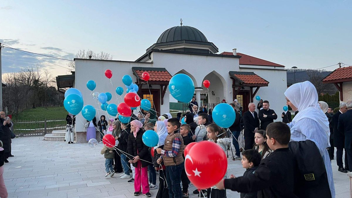 Istanbulsko i sarajevsko muftijstvo upriličili iftar s jetimima uz podjelu stipendija