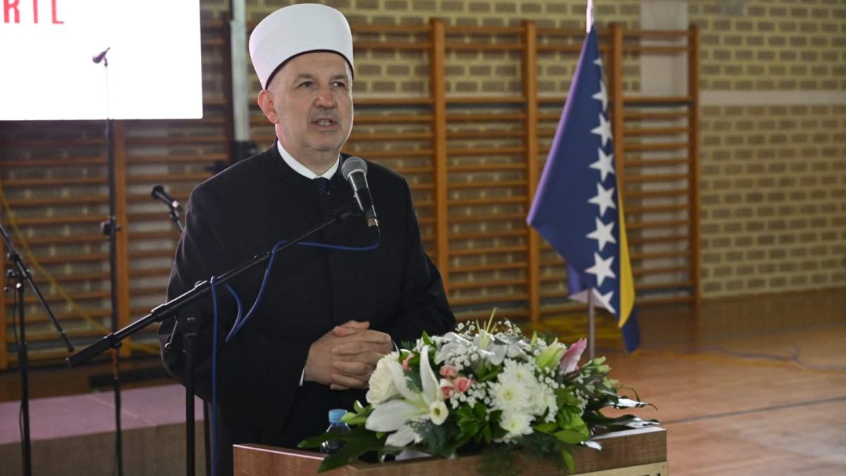 Muftija Grabus gost svečane akademije medrese „Reis Džemaludin-ef. Čaušević“ u Cazinu