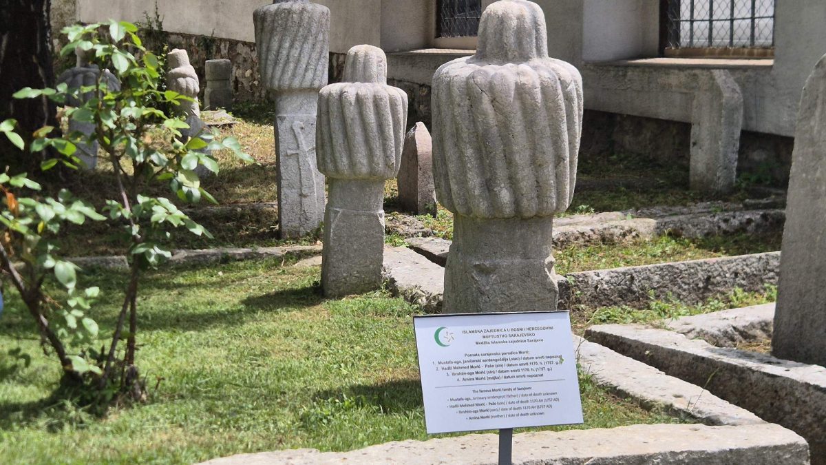 Muftijstvo sarajevsko predstavilo projekat sanacije nišana i kaburova u haremu Hadžijske džamije